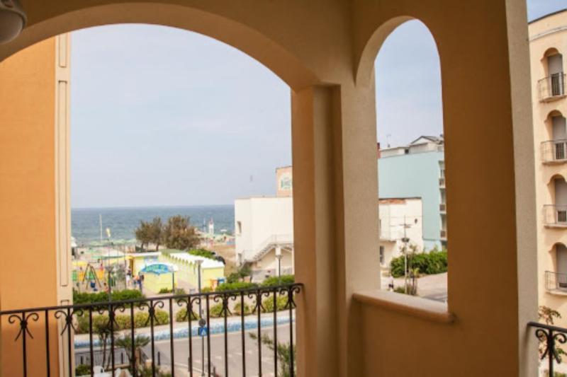 Hotel Merano Misano Adriatico Exterior foto